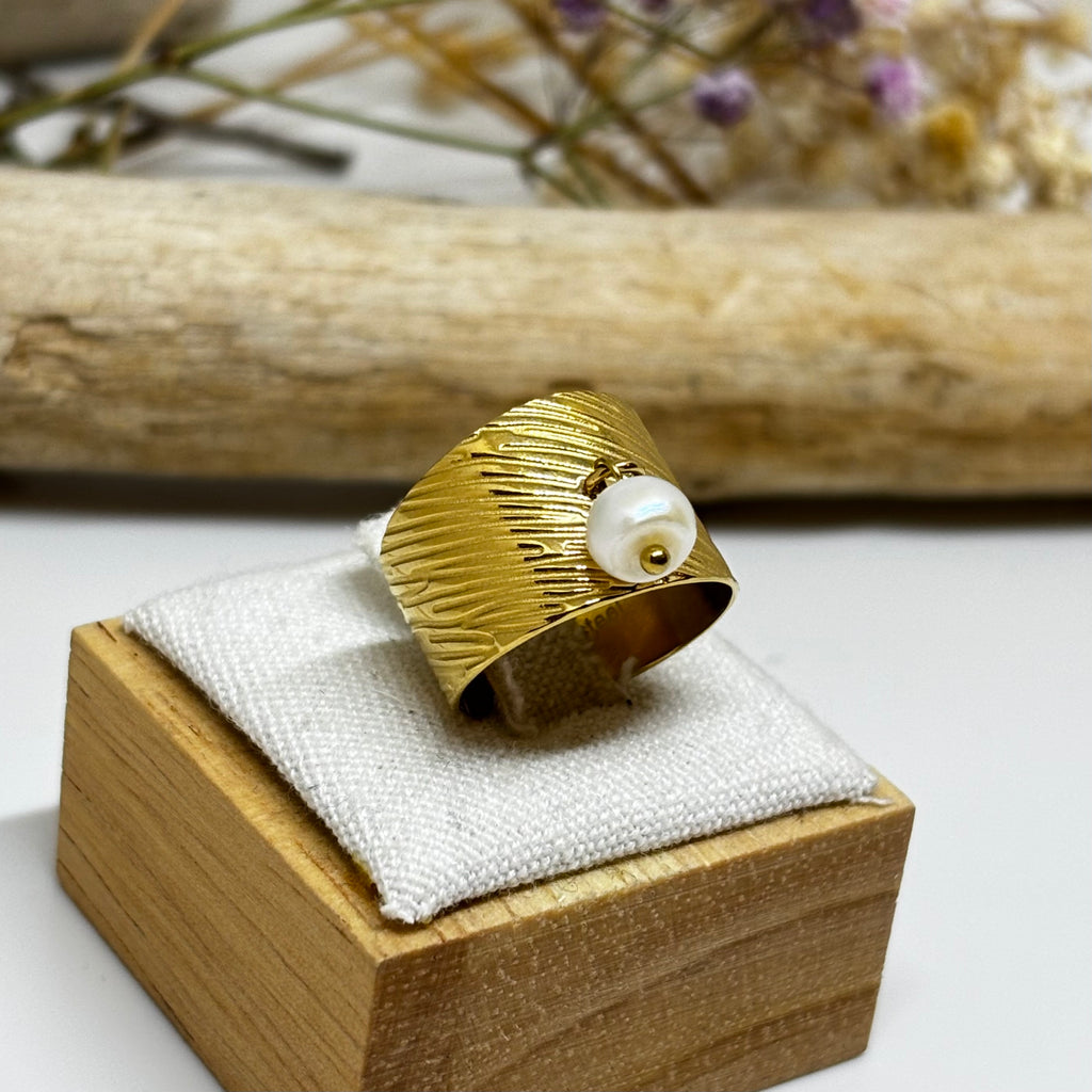 Bague dorée - Perle suspendue