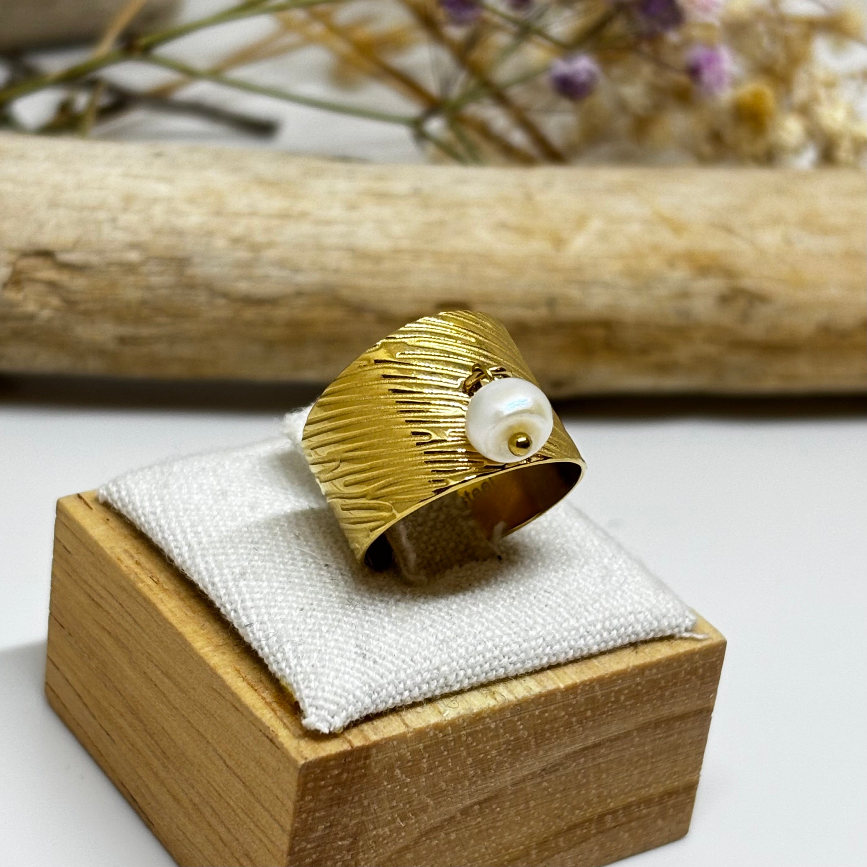 Bague dorée - Perle suspendue