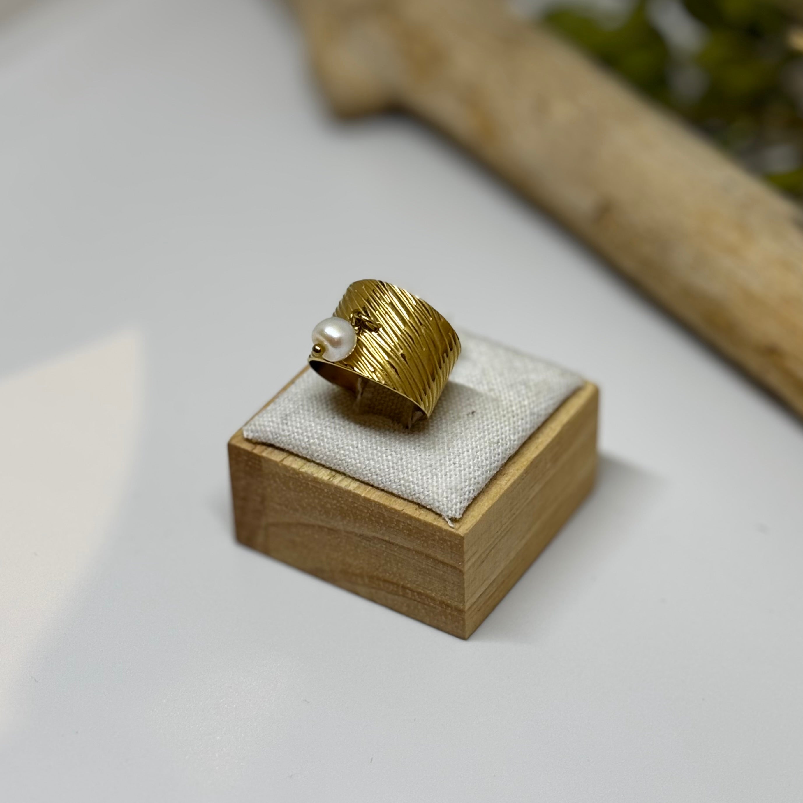 Bague dorée - Perle suspendue