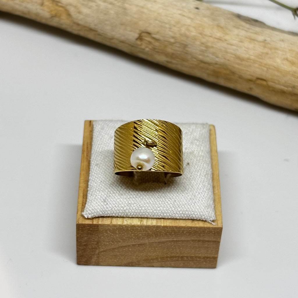 Bague dorée - Perle suspendue